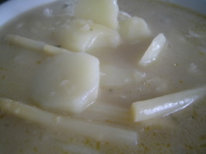 Patatas con espárragos y huevos escalfados en salsa verde