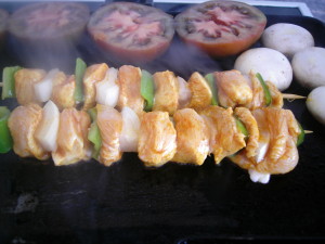 Brocheta de pollo con curry