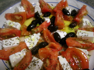 Ensalada de queso fresco y tomate con albahaca