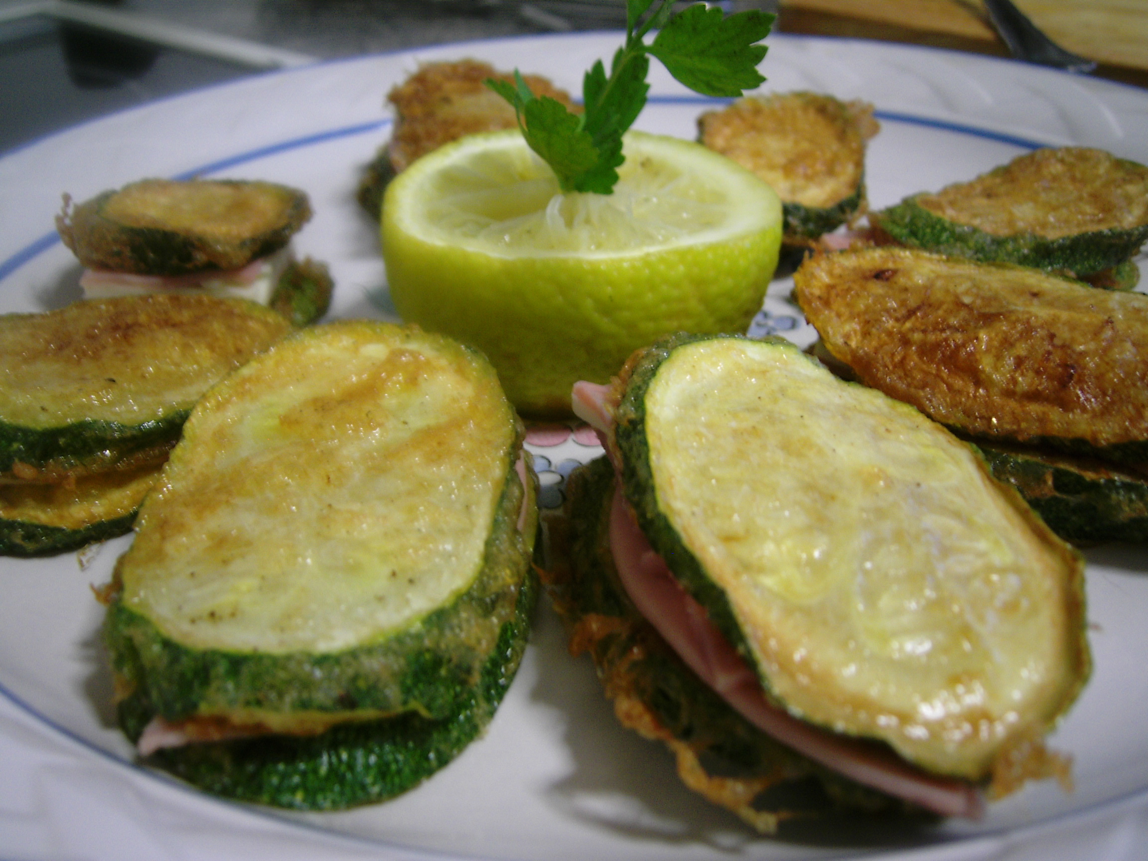 Receta de cocina: calabacines rebozados rellenos de jamón York y queso