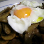 Huevos al plato con setas y jamón