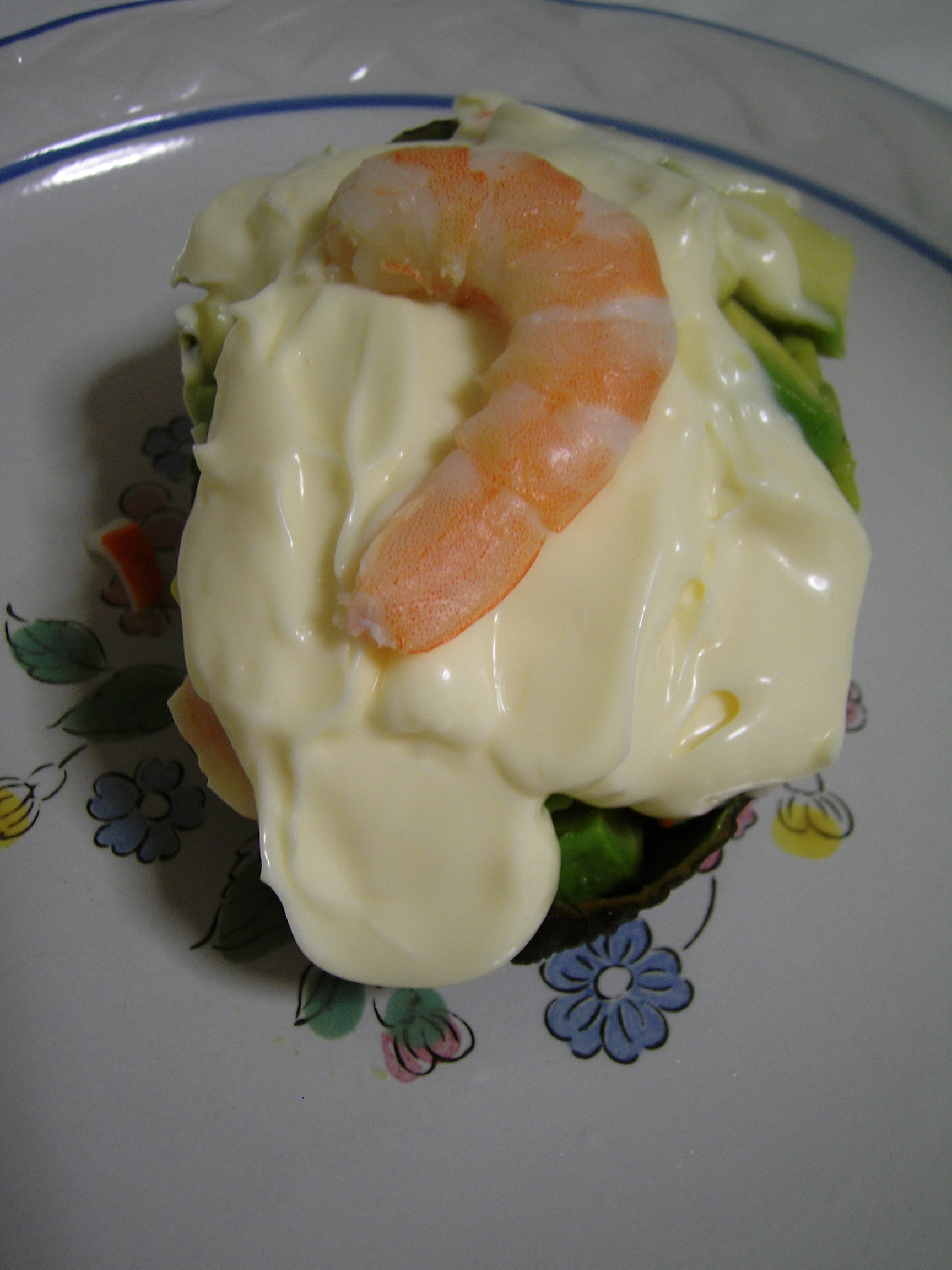 Aguacates rellenos de salmón con palito de cangrejo