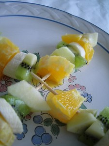 Brocheta de frutas con chocolate caliente