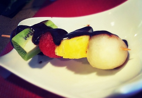 Brocheta de frutas con chocolate caliente