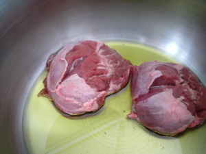 Ponemos las carrileras en olla express Receta de Carrileras de cerdo con ciruelas