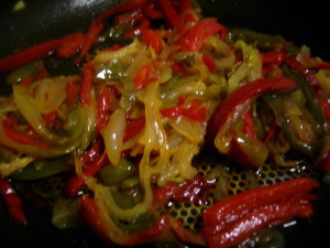 Receta de cocina: canapé de queso con pimientos caramelizados