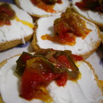 Receta de cocina: canapé de queso con pimiento caramelizado