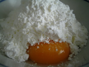 Añadimos la harina de maiz Tartaletas dulces rellenas de crema pastelera