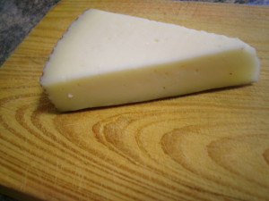 ensalada de pollo y queso con salsa rosa 