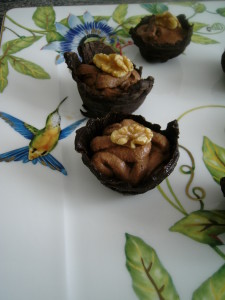 Vasos de chocolate rellenos de trufa