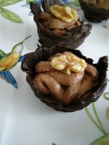 Vasos de chocolate rellenos de  trufa