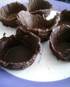 Vasos de chocolate rellenos de trufa