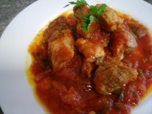 Presentación de la Costilla de cerdo con salsa de tomate Costilla de cerdo con salsa de tomate