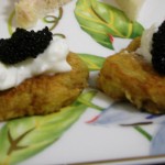 Tortitas de patata con crema agria y huevas