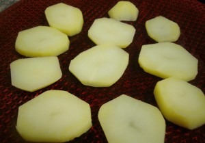 Patatas con gulas y huevo de codorniz